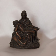 SP 030 cm 6x7,5 - Pietà in marmorina finitura rame bronzato