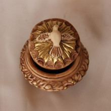 SP 055 diam. cm7,5 - h: cm 6,5 - Cofanetto Colomba in marmorina decorato a mano