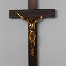 SP 112 cm 12x22 -Crocifisso in legno con Gesù in marmorina decorato con porporina oro